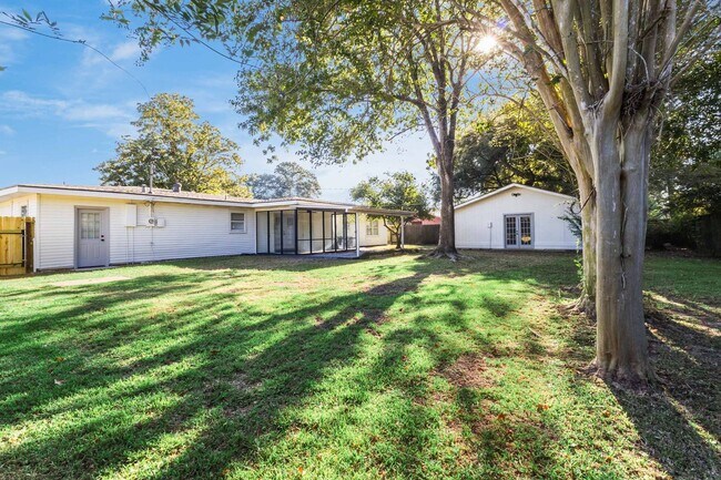 Building Photo - Charming 4 bedroom with Huge Outdoor Works...