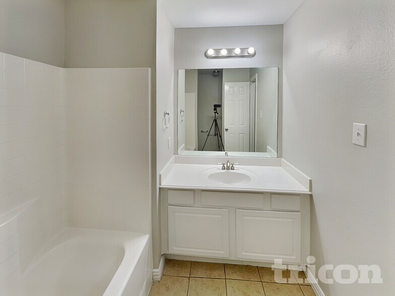 Building Photo - 100 Palomino Dr