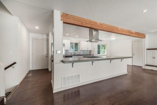 Building Photo - Emerald Estates 4 bed 2 bath with fenced yard