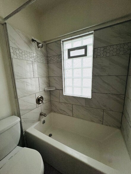 Building Photo - 2027 Chesterland Ave