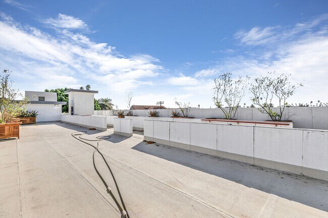 Building Photo - 2837 San Marino St