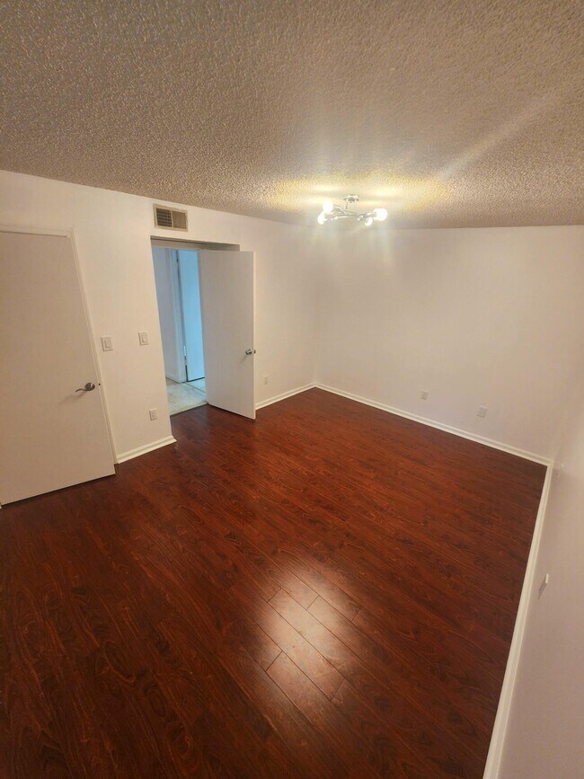 Building Photo - 1020 Crystal C Way