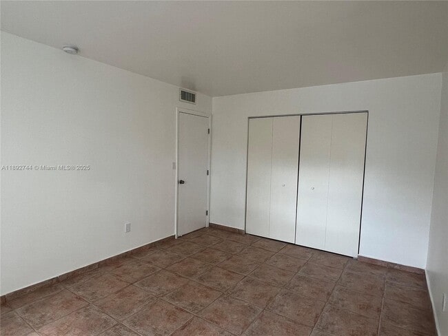 Building Photo - 10756 N Kendall Dr