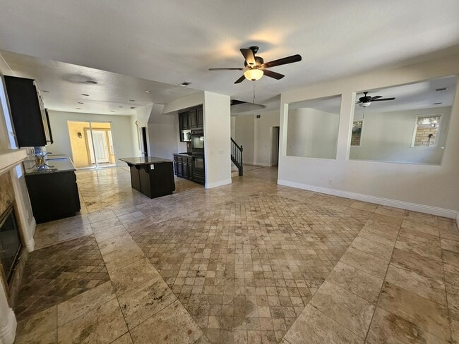 Building Photo - Executive home in South Corona!