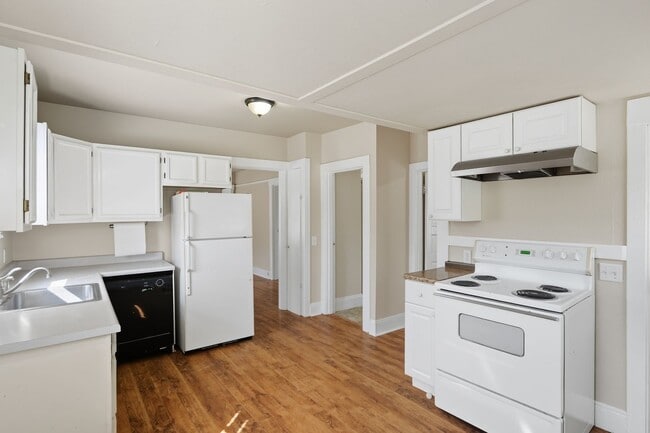 Building Photo - Charming Sellwood Cottage w/ Garage & Fenc...