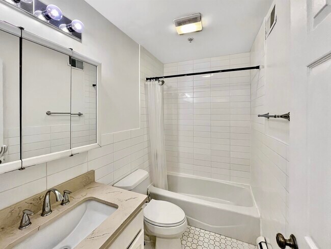 Building Photo - 8913 Riverside Pl