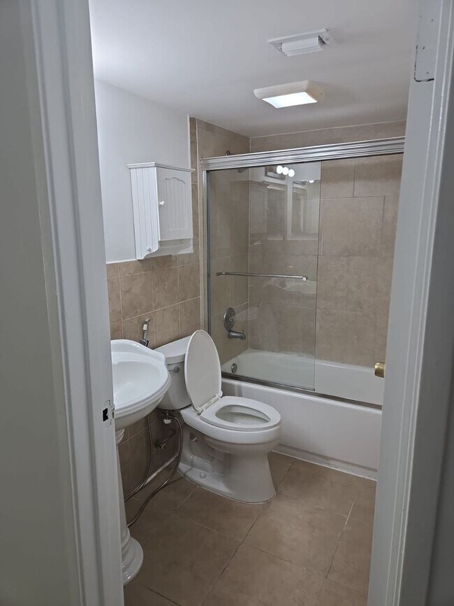 Building Photo - Beautiful Renovated 3/1 | Limited-Time Lab...
