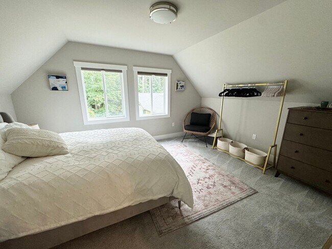 Building Photo - Fully furnished guest house 2 bedroom spaces DADU unit