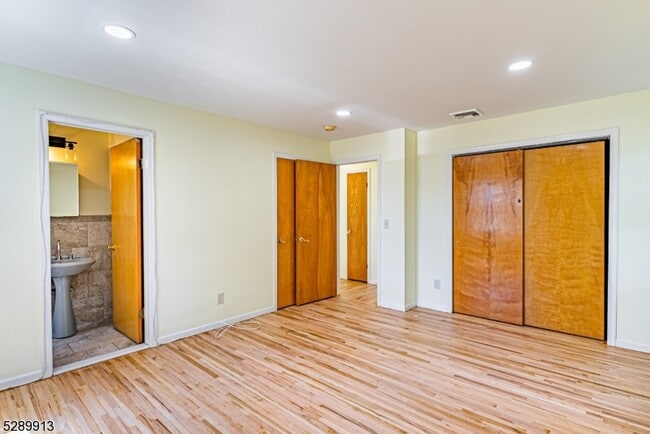 Building Photo - 16 Harris St