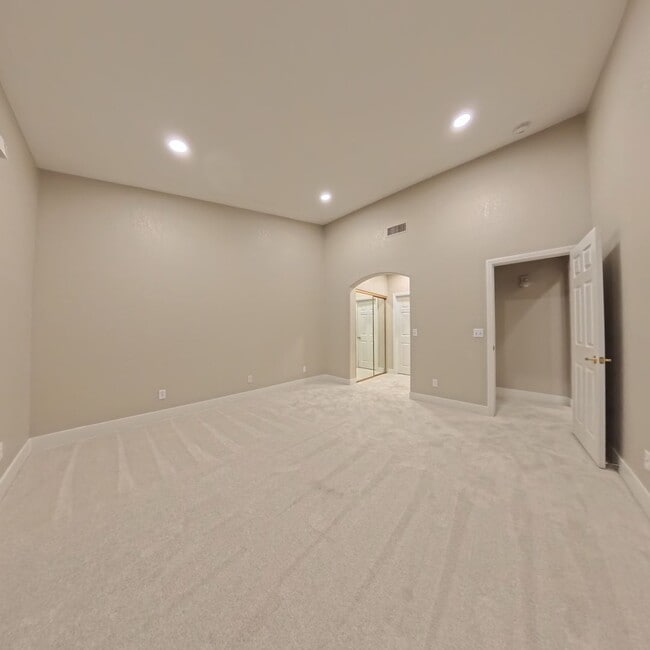 Building Photo - Beautifully Renovated 2nd-Floor Condo in Prime Location