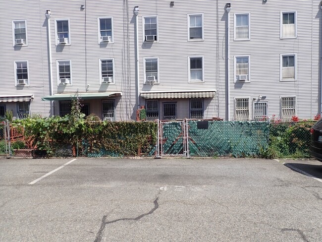 Building Photo - 426 Carlton Ave