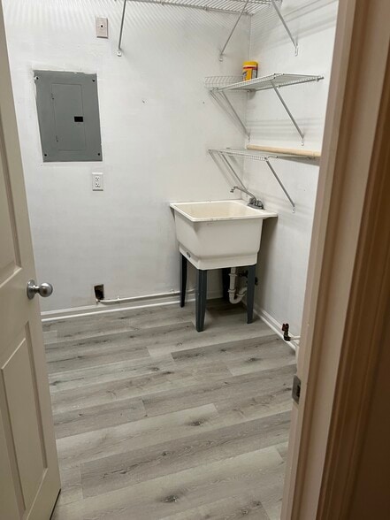 Laundry w/hookup - 6505 Saint Andrews Dr