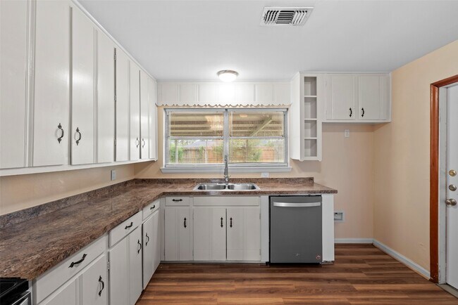 Building Photo - 1027 Stonecrest Dr