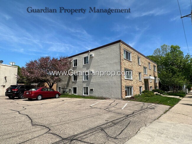 Building Photo - Longfellow Top Floor Apartment, Blocks Fro...