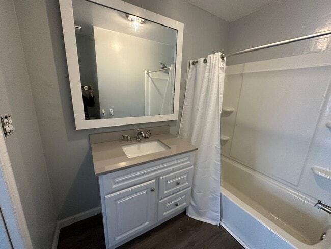 Building Photo - BEAUTIFUL 2 BEDROOM 1 BATH NEWLY REMODELED-- PRIME LOCATION!!!