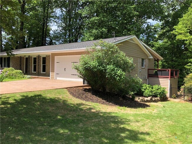 Building Photo - 740 Brookline Dr SE