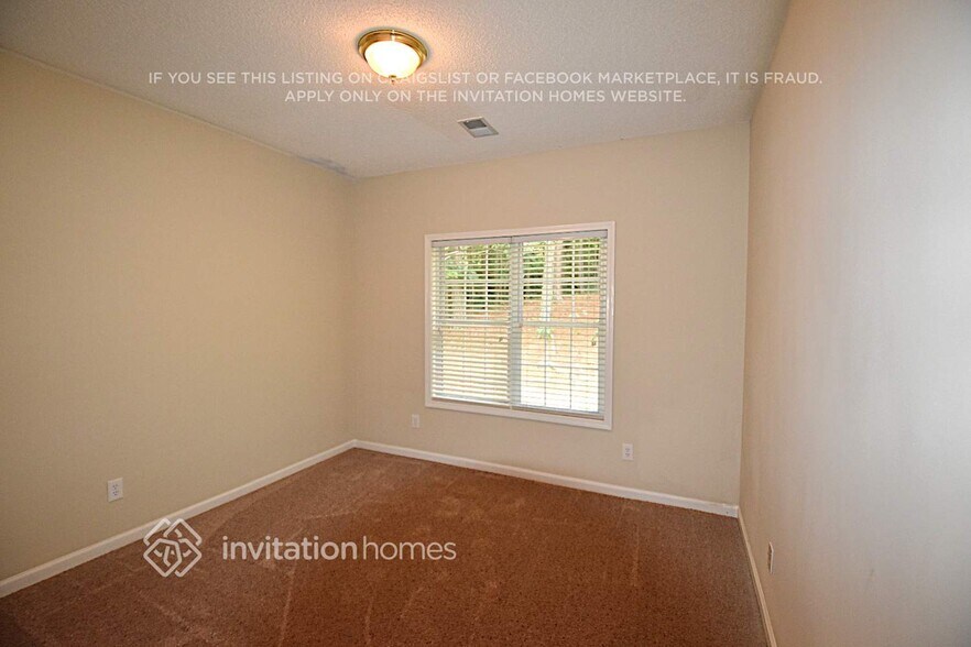 Building Photo - 960 Soaring Dr NE