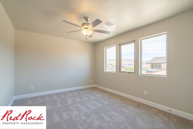 Building Photo - 4 Bedroom, 2.5 Bathroom Townhome in Hurric...