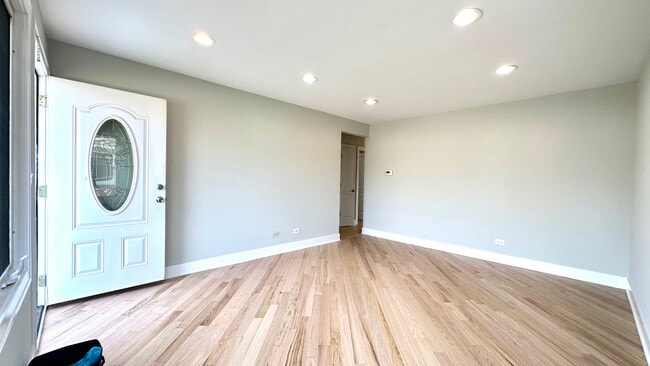 Building Photo - 4833 N Ozark Ave