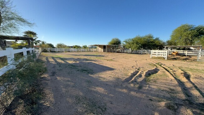 Building Photo - Horse Property in QC