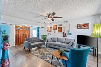 Building Photo - Larchmont Riviera Cottage 4/2