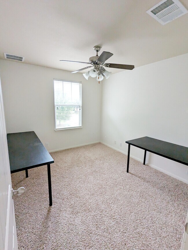 Building Photo - 1520 Beebrush Ln