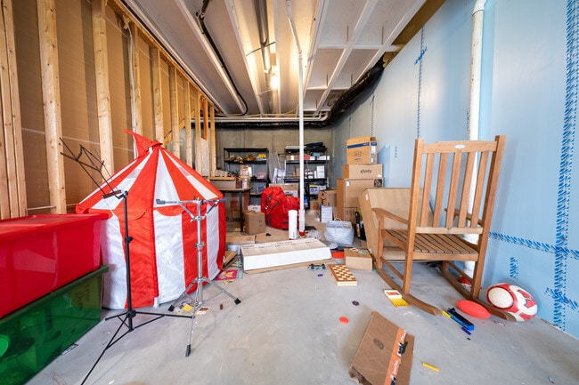 Building Photo - 5595 Queensland Ln N