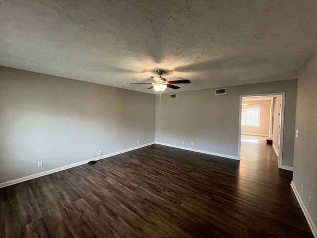 Building Photo - Spacious 4 Bedroom 2.5 Bath Available Now!