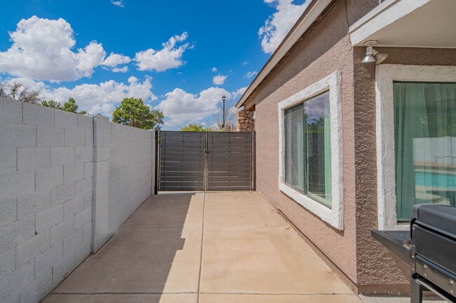 Building Photo - 10615 N 63rd Dr