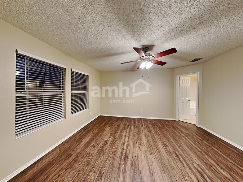 Building Photo - 1528 Englewood Dr