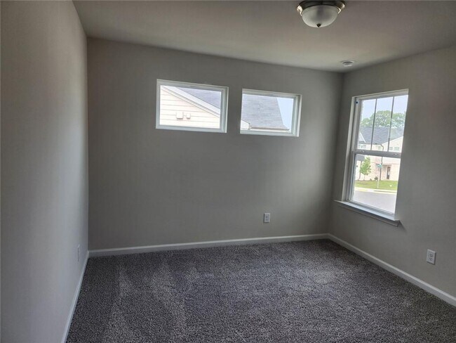 Building Photo - 1050 Sunny Lk Dr