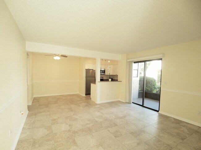Building Photo - Beautiful  Remodeled First Floor 2/2 Condo...