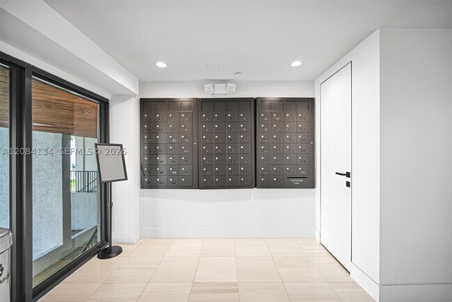 Building Photo - 801 N Venetian Dr