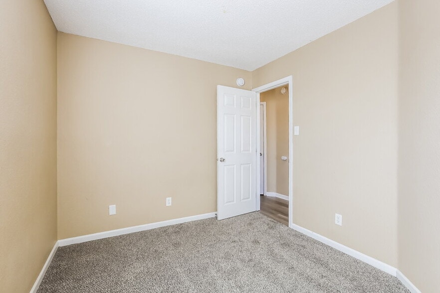 Building Photo - 5959 Redcliff S Ln