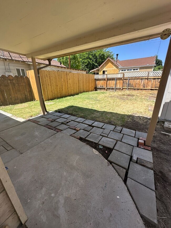 Building Photo - Fresh one bedroom, one bath home in downtown Bishop