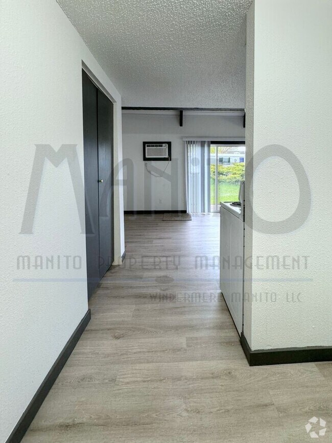 Building Photo - Charming Bungalow Unit