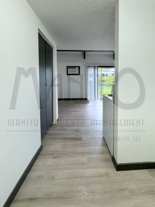Building Photo - Charming Bungalow Unit