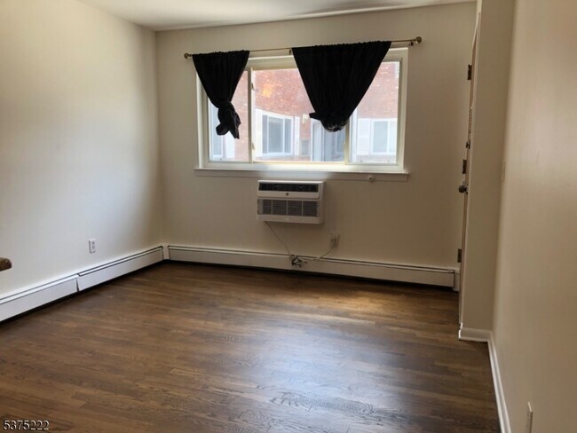 Building Photo - 104 N Beverwyck Rd