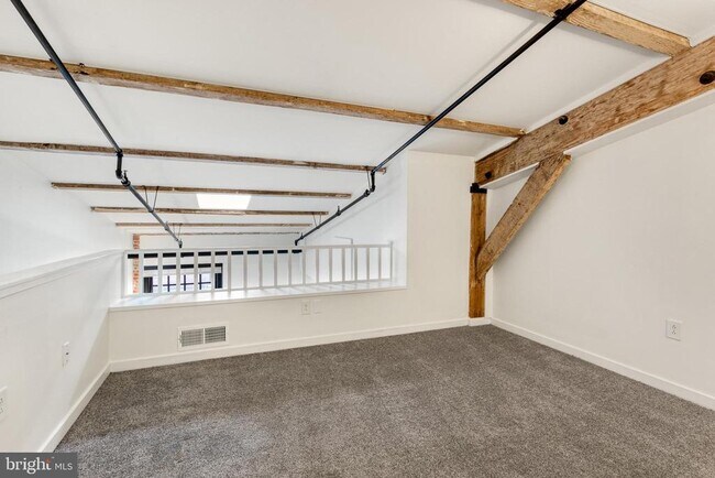 Building Photo - 303 Vine St