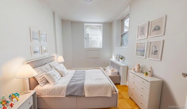 Building Photo - 66-15 Thornton Pl