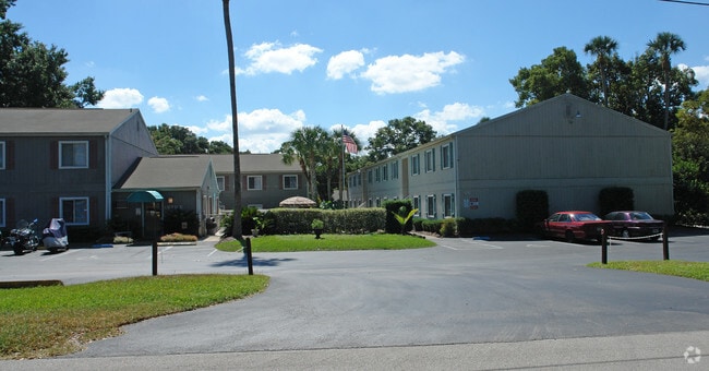Building Photo - Lyn Gardens Apartments