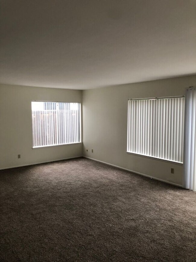 Building Photo - 4 Bed/2.5 Bath  Two Story Home in San Diego