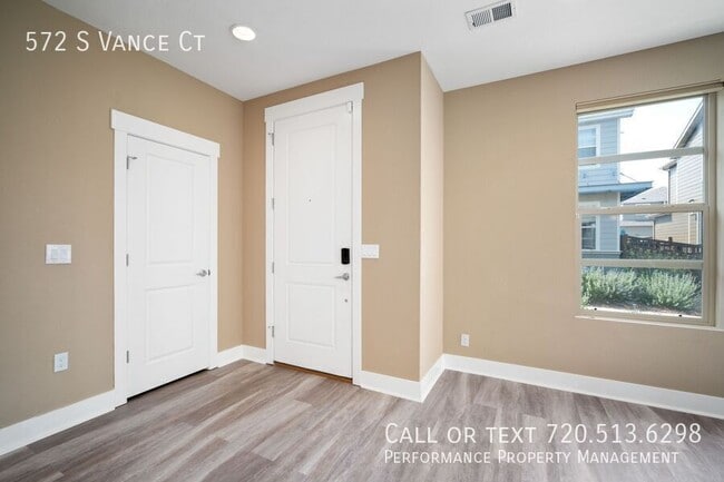 Building Photo - 572 S Vance St