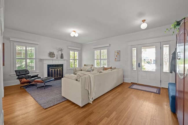 Building Photo - Stunning Historic 4-bedroom home in Trinit...