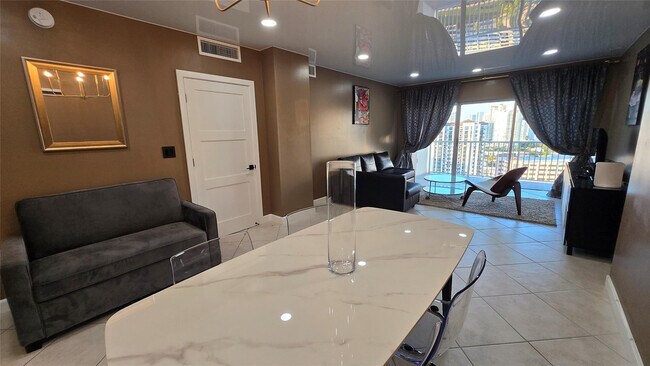 Building Photo - 300 Bayview Dr