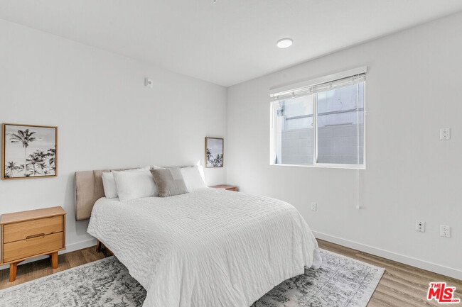 Building Photo - 10824 Blix St