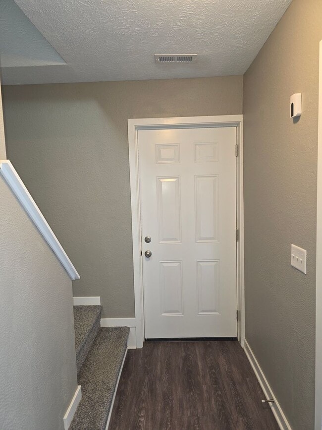 Building Photo - Duplex For Rent! Valley NE