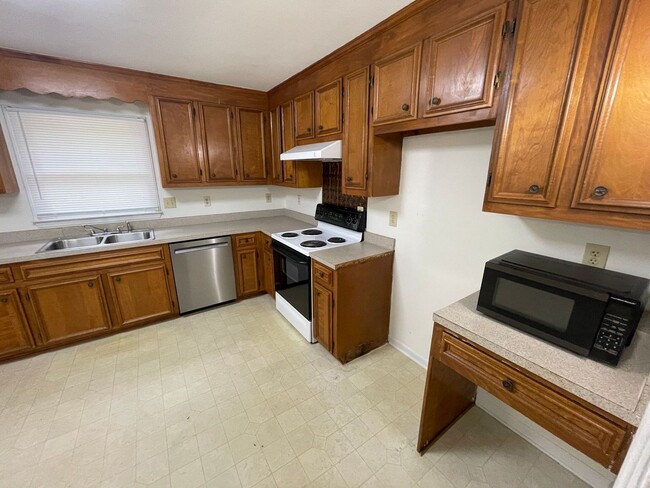 Building Photo - 3 bedroom 2 bath house available