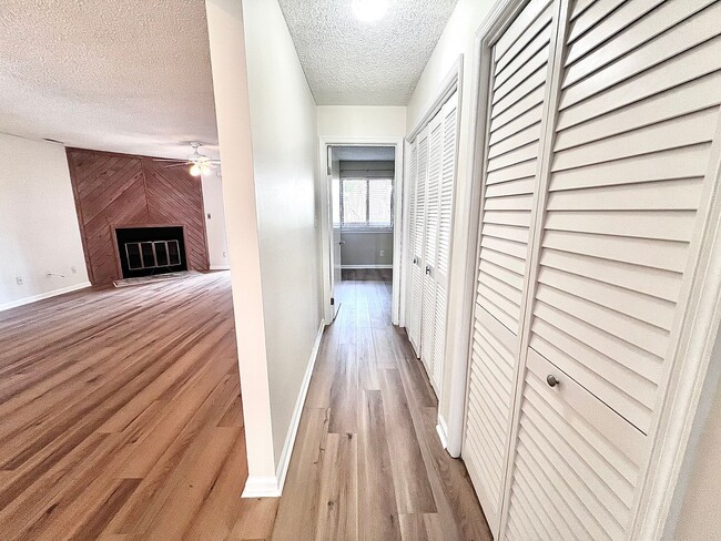 Building Photo - Gorgeous Condo right off Shore Dr, a stree...