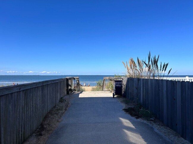 Building Photo - Gated community on the bay side of Shore Dr! "ASK ABOUT OUR ZERO DEPOSIT"